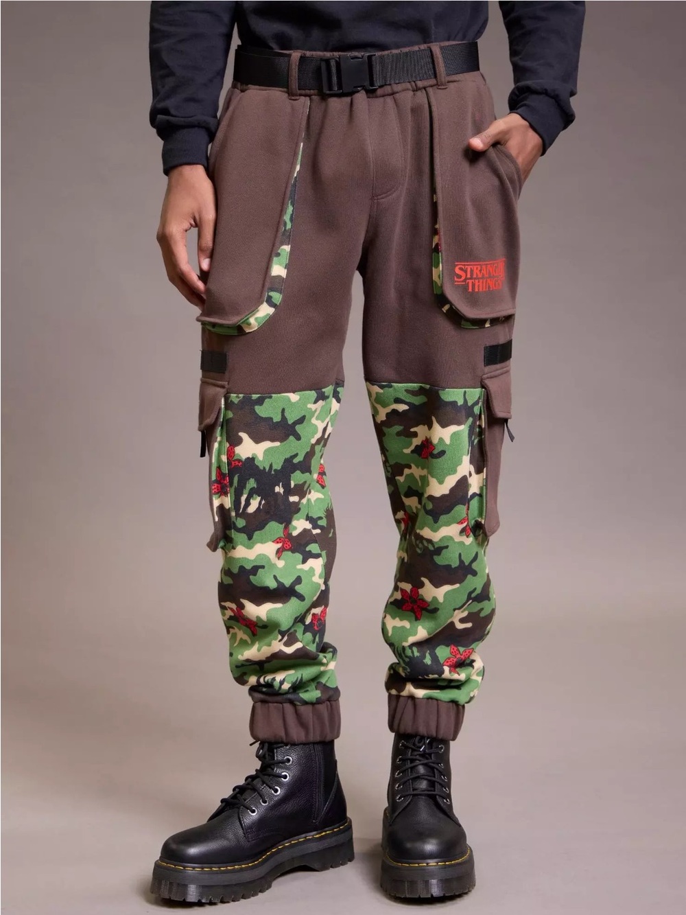 Stranger Things Demogorgon Camouflage Cargo Jogger Sweatpants Size Large NEW - Picture 2 of 13